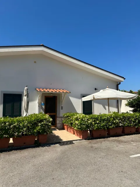 L'edificio degli appartamenti e il parcheggio