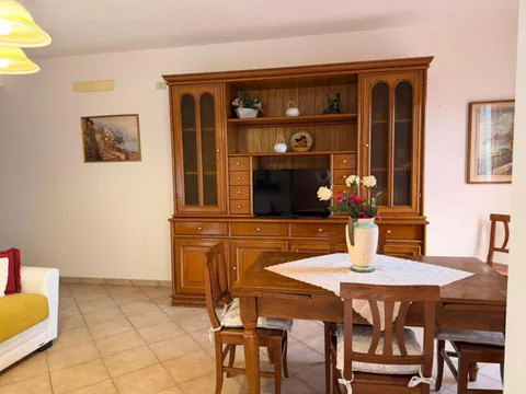 Tavolo da pranzo e credenza in legno nel soggiorno
