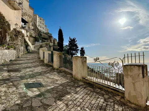 Un camminamento lungo le mura del centro storico