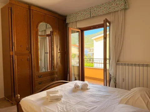 Camera con letto matrimoniale e porta sul balcone