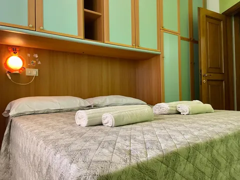 Camera con letto matrimoniale e armadi
