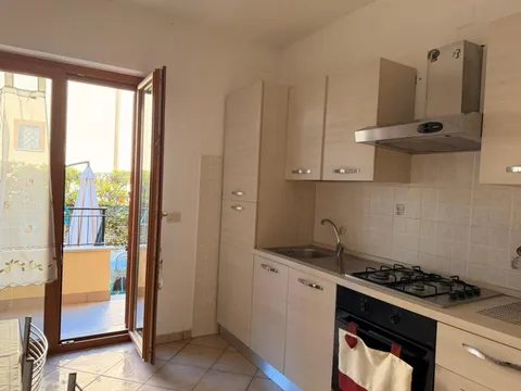 Cucina con porta sul balcone