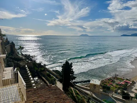 Le mura del centro storico sopra la spiaggia e il mare
