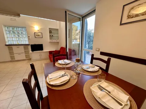 Tavolo da pranzo accanto alle finestre