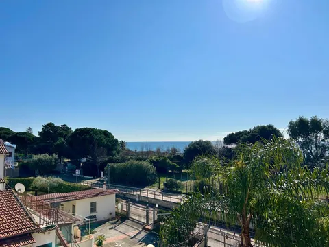 Vista sui tetti vicini e sui pini fino al mare