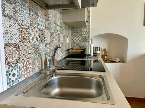 Angolo cottura con piastrelle decorate