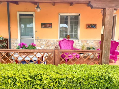 Il portico della Villetta con due sedie rosa