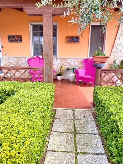 Vialetto del giardino tra la siepe fino al portico