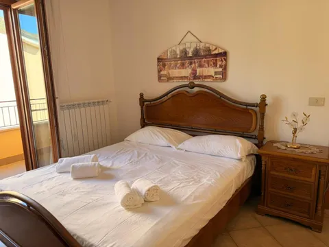 Camera con letto matrimoniale in legno