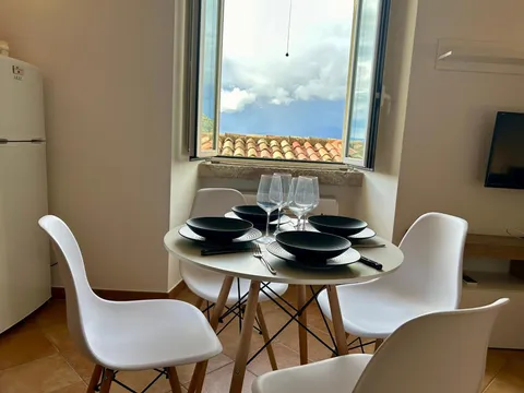Tavolo rotondo accanto a una finestra con vista mare