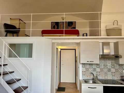 Il loft: cucina sotto e una camera sul soppalco