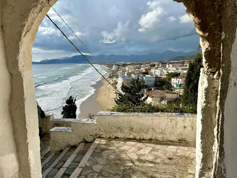 Un arco del centro storico che guarda giù verso la spiaggia