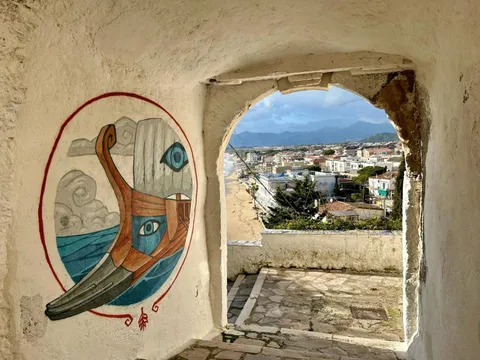 Un arco del centro storico che inquadra la costa