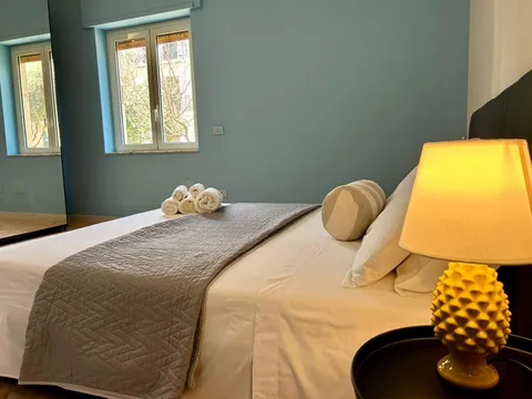 Camera con lampada sul comodino