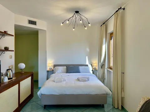Camera con letto matrimoniale e lampadario