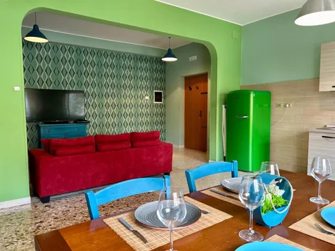 Soggiorno e sala da pranzo con divano rosso