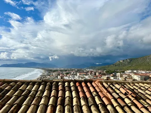Vista sui tetti di Sperlonga fino alla Spiaggia di Ponente
