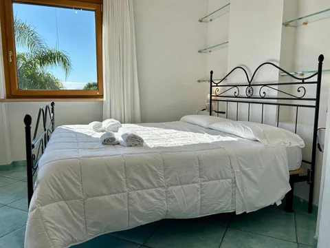 Camera con letto in ferro battuto e finestra