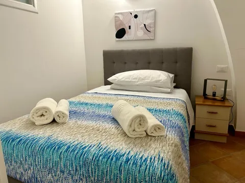 Seconda camera con copriletto blu e bianco